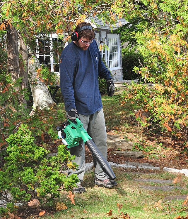 Hitachi RB24EAP leaf blower in use